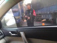 组图：男子劫持的姐 特警解救人质