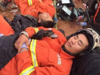 深圳山体滑坡 救援人员和搜救犬席地而睡