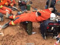 深圳山体滑坡 救援人员和搜救犬席地而睡