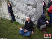 英国民众巨石阵前迎接冬至日