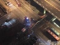水泥罐车抢红灯 致有轨电车撞出轨道