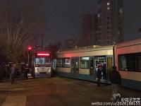 水泥罐车抢红灯 致有轨电车撞出轨道