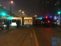 水泥罐车抢红灯 致有轨电车撞出轨道