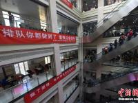 山西高校食堂挂诙谐标语提醒学生排队就餐