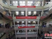 山西高校食堂挂诙谐标语提醒学生排队就餐