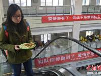 山西高校食堂挂诙谐标语提醒学生排队就餐