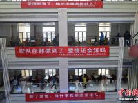 山西高校食堂挂诙谐标语提醒学生排队就餐