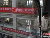 山西高校食堂挂诙谐标语提醒学生排队就餐