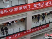 山西高校食堂挂诙谐标语提醒学生排队就餐