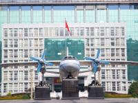 杭州一镇政府办公大楼前停客机当装饰