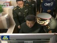 习近平视察解放军报社 敲击键盘发微博