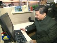 习近平视察解放军报社 敲击键盘发微博