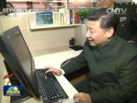 习近平视察解放军报社 敲击键盘发微博