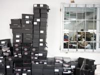 广东东莞出租屋产出2.4亿假货 造鞋链条成熟