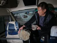 40斤飞石从天降砸穿车窗打断司机胳膊