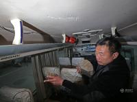 40斤飞石从天降砸穿车窗打断司机胳膊