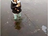 山东女大学生跳冰湖救野兔 被赞最美女院人