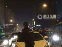 杭州闹市现警匪追击战 特警持枪出击
