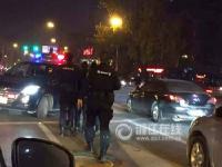 杭州闹市现警匪追击战 特警持枪出击