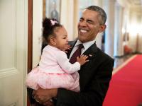 白宫发布年度最佳照片 女官员“拳打”奥巴马