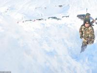 新疆旅游车队遭遇雪崩被困 边防官兵紧急救援