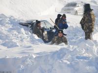 新疆旅游车队遭遇雪崩被困 边防官兵紧急救援