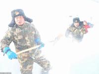 新疆旅游车队遭遇雪崩被困 边防官兵紧急救援
