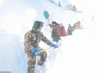 新疆旅游车队遭遇雪崩被困 边防官兵紧急救援