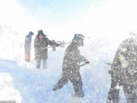 新疆旅游车队遭遇雪崩被困 边防官兵紧急救援