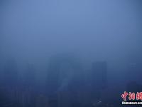 北京元旦假期遭遇雾霾天气 游客戴口罩游览