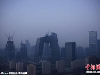 北京元旦假期遭遇雾霾天气 游客戴口罩游览