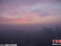 北京元旦假期遭遇雾霾天气 游客戴口罩游览