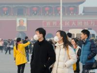 北京元旦假期遭遇雾霾天气 游客戴口罩游览