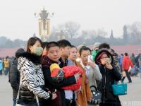 北京元旦假期遭遇雾霾天气 游客戴口罩游览