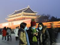 北京元旦假期遭遇雾霾天气 游客戴口罩游览