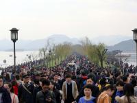 元旦假期西湖游人爆棚 断桥人头攒动
