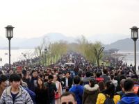元旦假期西湖游人爆棚 断桥人头攒动