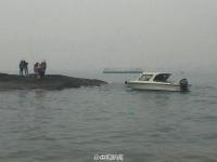 游客登礁石拍鼓浪屿 拍完照发现路已消失