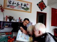 浙江80后民警收养白化病龙凤胎姐弟