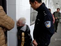 浙江80后民警收养白化病龙凤胎姐弟