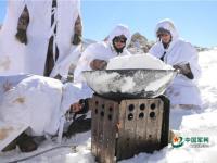 官兵-30℃海拔5548米巡边 化雪煮面喂狗
