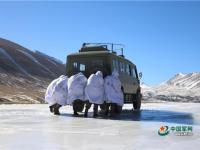 官兵-30℃海拔5548米巡边 化雪煮面喂狗