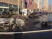 天津一液化气运输车爆炸 汽车被烧只剩框架