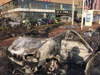 天津一液化气运输车爆炸 汽车被烧只剩框架