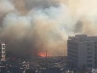 天津一液化气运输车爆炸 汽车被烧只剩框架