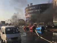 天津一液化气运输车爆炸 汽车被烧只剩框架