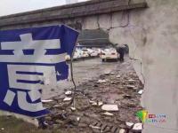 长沙一女子驾驶考试操作失误 撞穿考场围墙