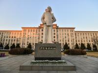 南开学子纪念周恩来总理逝世40周年
