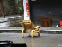 重庆一小区没车库 业主搬杂物占车位