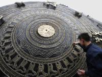 组图：广西造出世界最大铜鼓 直径4.2米重达7吨